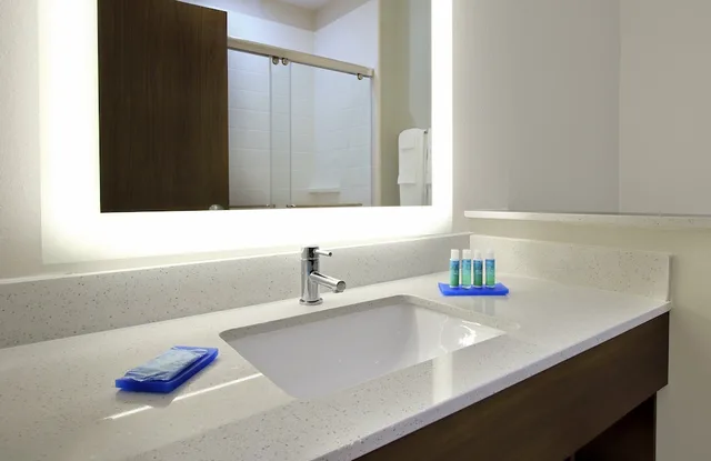 غرفة قياسية بسرير كوين، Holiday Inn Express And Suites Katy 3/3