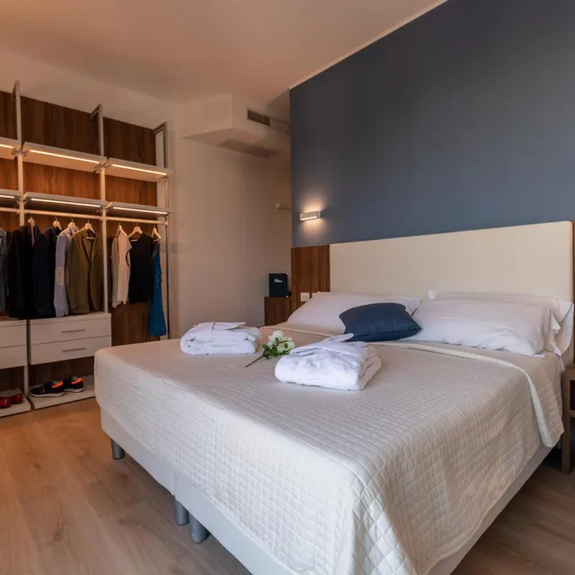 جناح جونيور بإطلالة على البحر، HOTEL MONDIAL 2/10