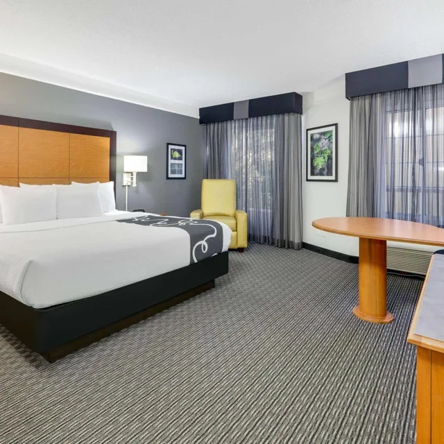 Room, King Bed, Pool Side، La Quinta Inn & Suites by Wyndham Dallas - Addison Galleria 1/6