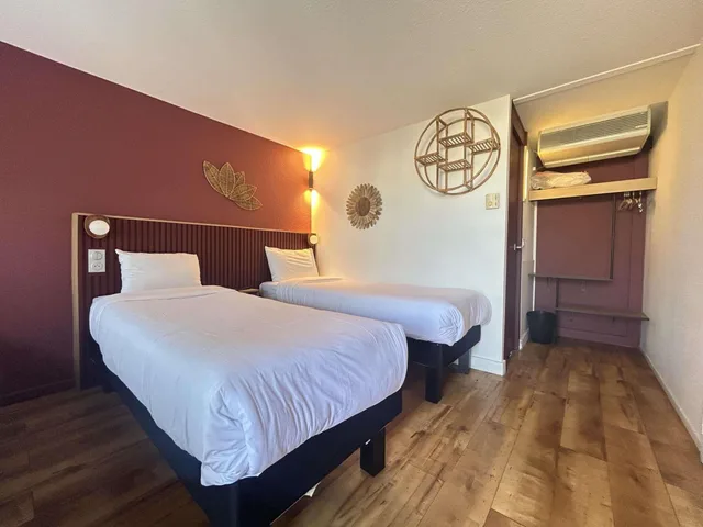 Pop, Family, 1 Queen and 3 Single Beds, greet Hotel Belleville en Beaujolais A6 3/10