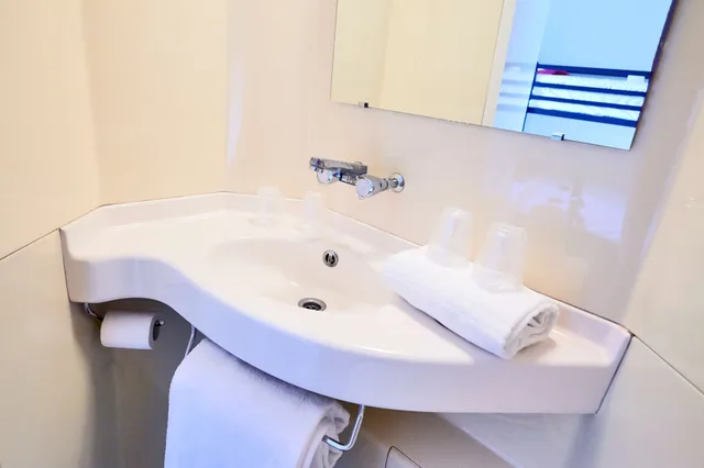 Standard, 1 Double and 1 Single Bed, Premiere Classe Toulouse Ouest - Blagnac Aeroport 8/8