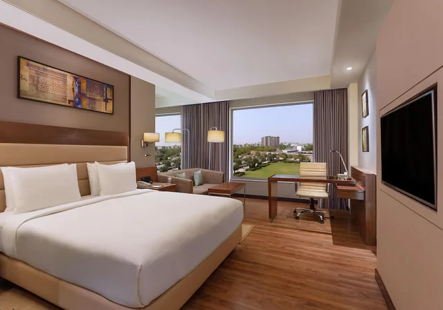 غرفة بسرير كينج، DoubleTree by Hilton Agra 1/9