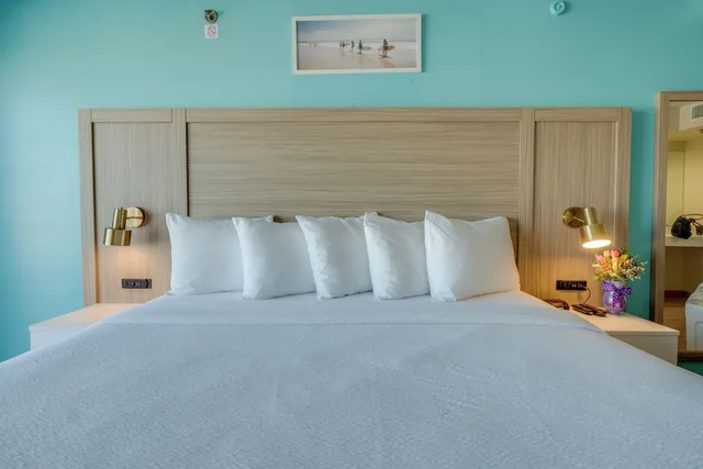 غرفة قياسية بسرير كينج بإطلالة جزئية على البحر مع أريكة، Paradise Plaza Inn 3/5