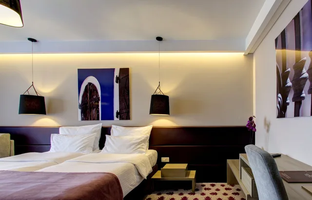 غرفة ثلاثية بسرير كوين وسرير فردي بإطلالة على المدينة بشرفة، Eden Hotel and Spa 1/9