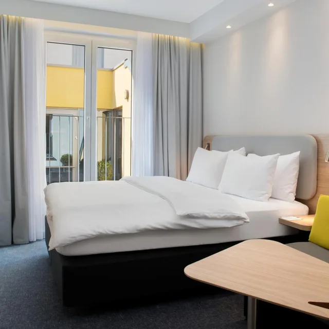غرفة قياسية بسرير كوين مع أريكة في طابق منخفض، HOLIDAY INN EXPRESS BADEN BADEN 1/9