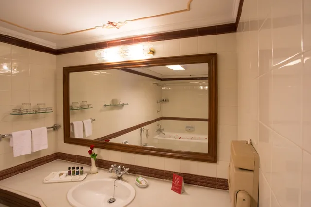 جناح ملكي بسريرين منفصلين بإطلالة على البحيرة، Shiv Niwas Palace 1/2