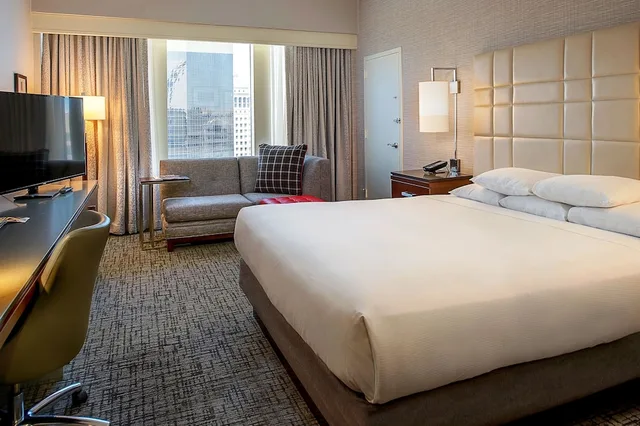 غرفة تنفيذية بسرير كينج مع دخول صالة النادي، Hilton St. Louis at the Ballpark 3/10