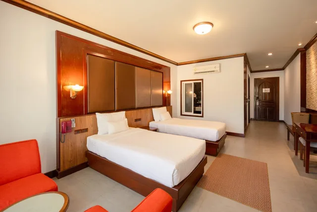 جناح جونيور بسريرين منفصلين بشرفة، Erawan Hotel 4/10