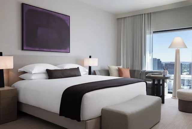 غرفة بريميوم ركنية بسرير كينج بإطلالة على المدينة، Kimpton Claret Hotel, an IHG Hotel 1/3
