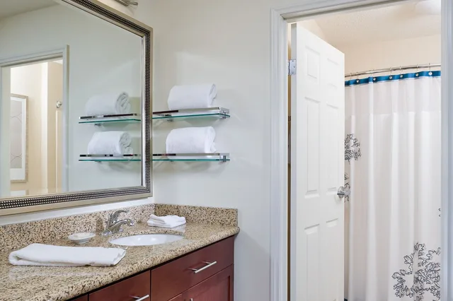 استوديو بسرير كينج مع أريكة، Residence Inn Houston The Woodlands / Lake Front Circle 6/7