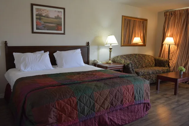 غرفة قياسية بسرير كينج، Travelodge by Wyndham Trinidad 2/2