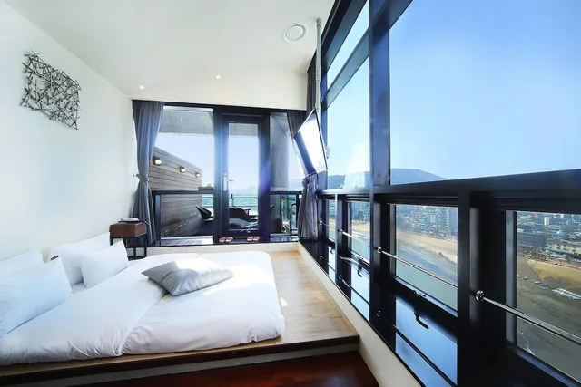 Avenue, Futon Bed, Roof Top Floor، H Avenue 1/3