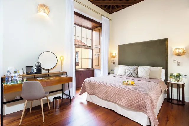 Noble, Twin Beds, LA LAGUNA GRAN HOTEL 1/4