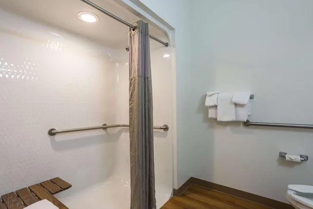 غرفة بسرير كوين لذوي الإعاقة، Motel6 Dale, IN 8/8