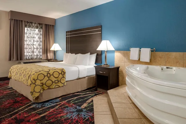 جناح استوديو بسرير كينج بجاكوزي، Baymont By Wyndham Muncie Near Ball State University 1/4