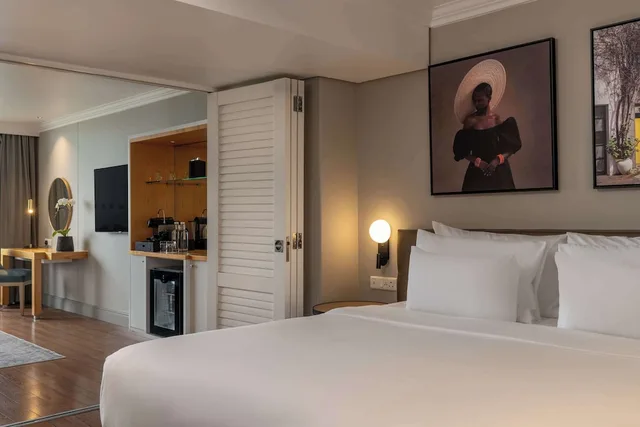 جناح جونيور بسرير كينج بإطلالة على البحر بشرفة، Radisson Collection Hotel, Waterfront Cape Town 1/4