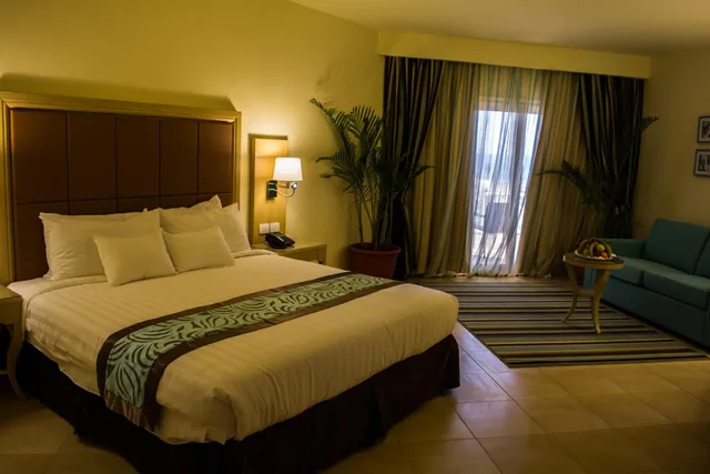 غرفة بسرير كينج بإطلالة على البحر، TOLIP TABA RESORT AND SPA 1/5