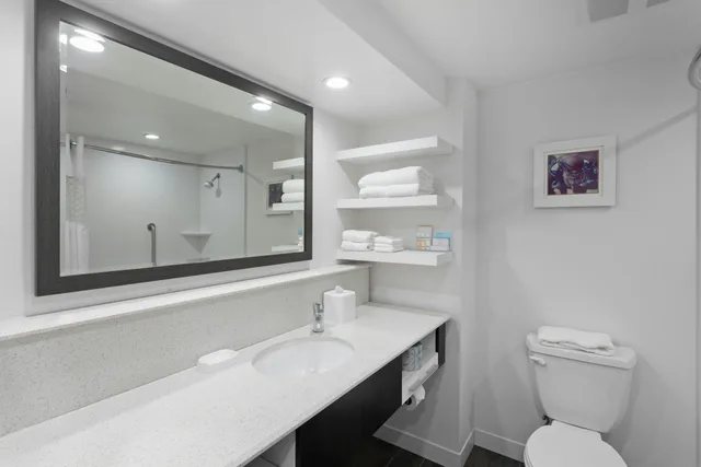 غرفة بسرير كينج مع أريكة، Hampton Inn Los Angeles/Arcadia/Pasadena 3/5