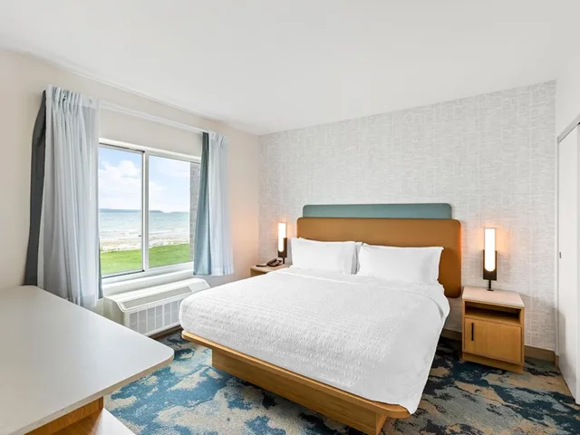 جناح بسرير كينج بمطبخ لذوي الإعاقة، Hampton Inn St Ignace Lakefront Mackinac 1/2