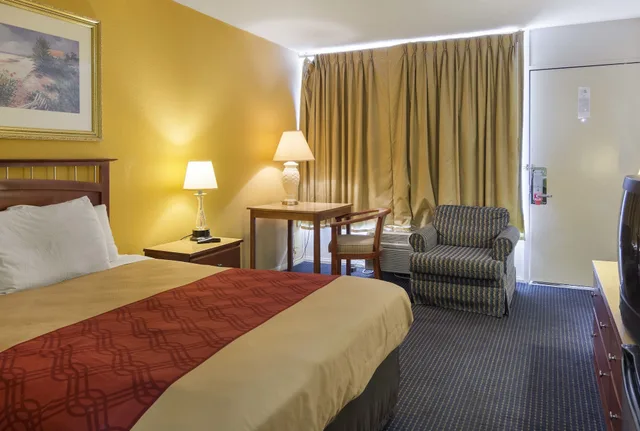 غرفة قياسية بسرير مزدوج، Econo Lodge Petersburg - Fort Lee 2/3