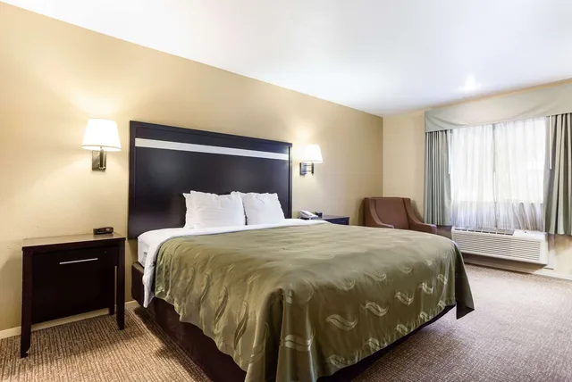 غرفة بسرير كينج، Quality Inn Airport Boise ID 1/5