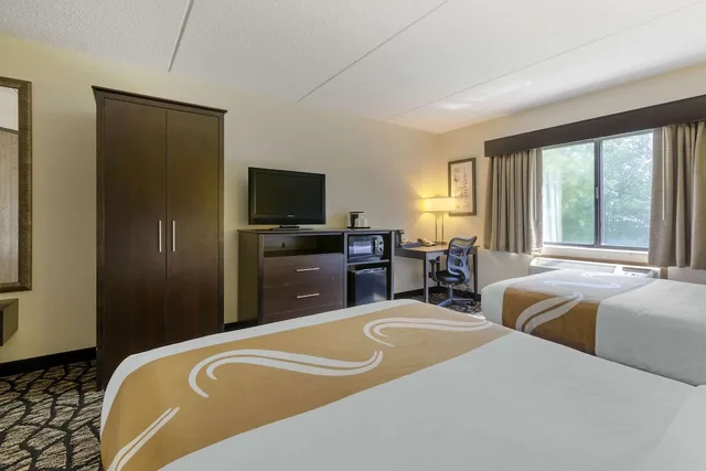 غرفة بسريرين مزدوجين لذوي الإعاقة، Quality Inn Oshkosh Aviation Park 3/5