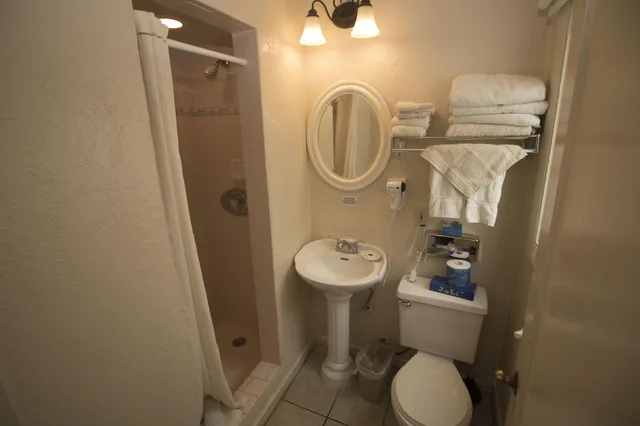 Room, Multiple Beds, Beach View، Capitola Venetian Hotel 3/3