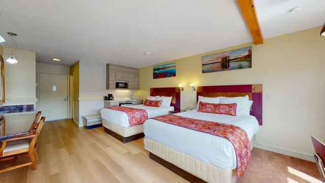 Room, 2 Queen Beds, Lake Front، Surfside On The Lake 6/10