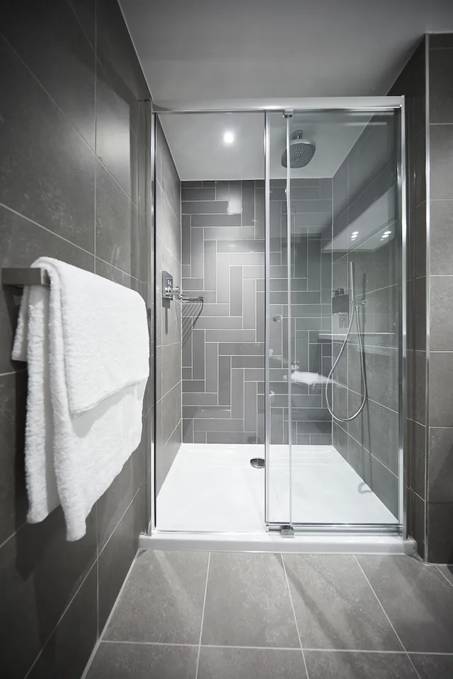 Smart, Studio, King Bed, Balcony، Roomzzz York City 4/5