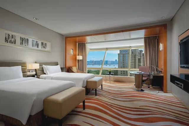 غرفة بريميوم بسريرين منفصلين بإطلالة على المدينة، InterContinental Hangzhou 1/4
