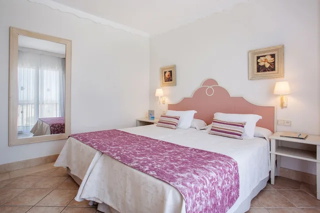 جناح بسرير مزدوج وسريرين منفصلين بشرفة، Grupotel Macarella Suites and Spa 2/3