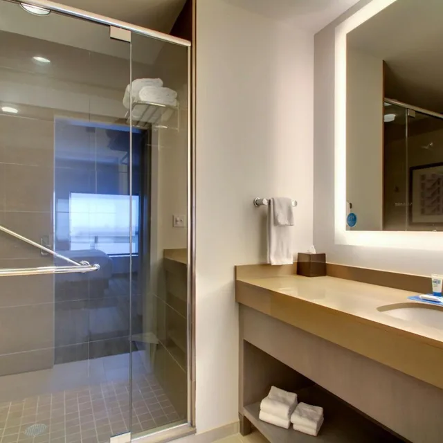 جناح بسرير كوين بغرفة نوم واحدة مع أريكة بمطبخ، Hyatt House Chicago/Evanston 7/7