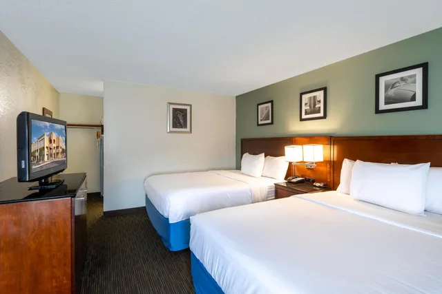 غرفة بسرير كوين في الطابق العلوي، Days Inn by Wyndham Greenville SC 1/3