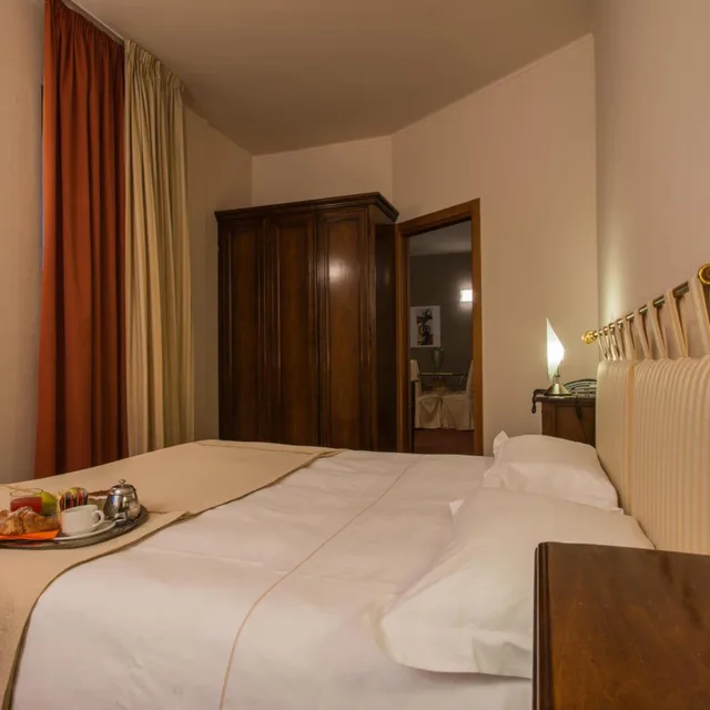 جناح كلاسيكي، Hotel Lux 2/7