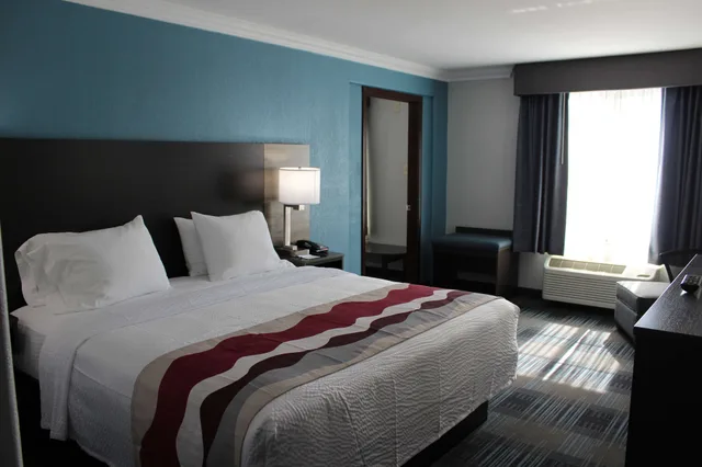 غرفة بسرير كينج وسرير كوين بغرفتي نوم، Best Western Medical Center North Inn and Suites Near Six Flags 2/9