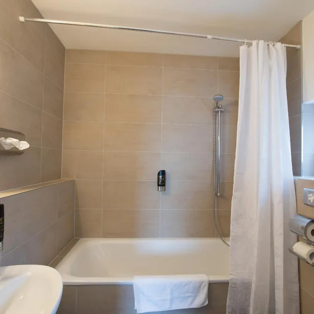غرفة رباعية بسرير فردي، Goethe Business Hotel 3/7