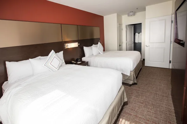جناح بسريرين كوين بغرفة نوم واحدة مع أريكة، Residence Inn Lake Charles 1/2