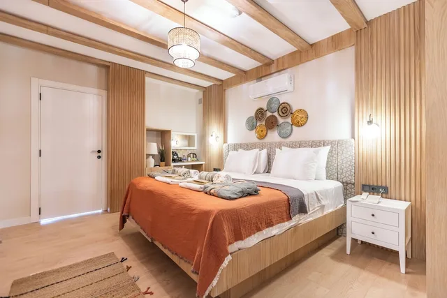 غرفة ديلوكس بسرير كوين بإطلالة على الفناء بحوض جاكوزي، Kalkan Saray Suites Hotel 3/6