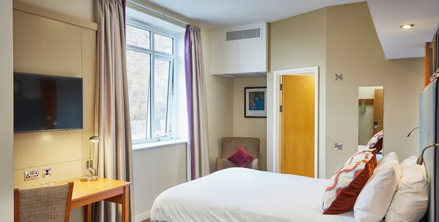 Double Bed, Partial Sea View, Craigside Manor 2/4