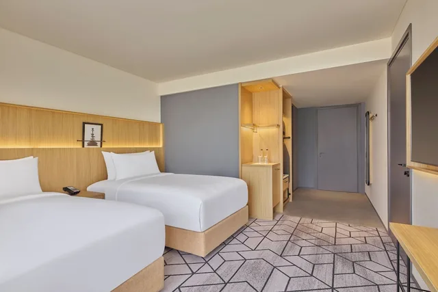 غرفة ديلوكس بسريرين منفصلين بإطلالة على المسبح، Hilton Garden Inn Bengaluru Embassy Tech Village 4/6
