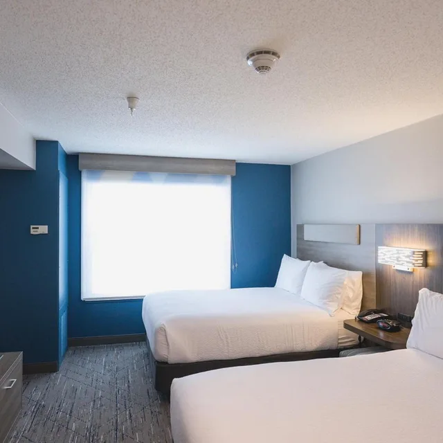 جناح بسرير كوين بغرفة نوم واحدة، Holiday Inn Express & Suites Marquette, an IHG Hotel 1/10