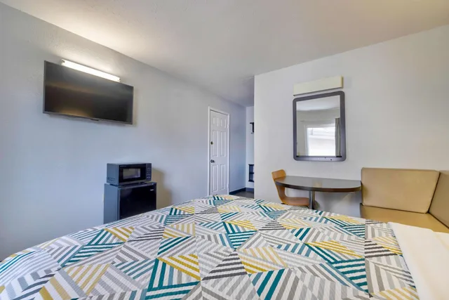 غرفة بسرير كوين، Motel6 Oshkosh, WI 4/10
