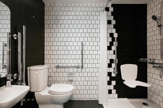 Moxy Sleeper, Guest Room, King Bed، Moxy Manchester City 2/7