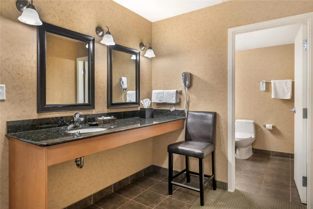 جناح بسرير كينج وسرير كوين بغرفة نوم واحدة مع أريكة، Best Western Sicamous Inn 6/6