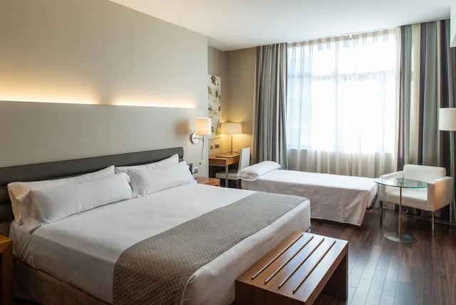 غرفة ثلاثية بسريرين منفصلين مع أريكة، Hotel Catalonia Ramblas 3/6