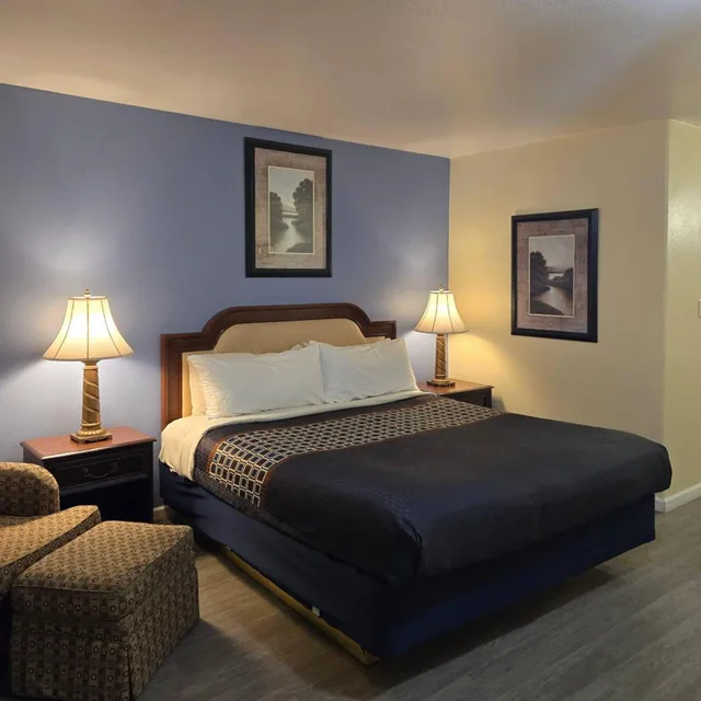 Room, King Bed, Pool View, Rodeway Inn & Suites Blythe I-10, CA 1/10