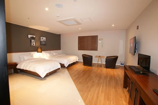 غرفة ديلوكس بسرير مزدوج وسرير فردي، River Hotel 1/2