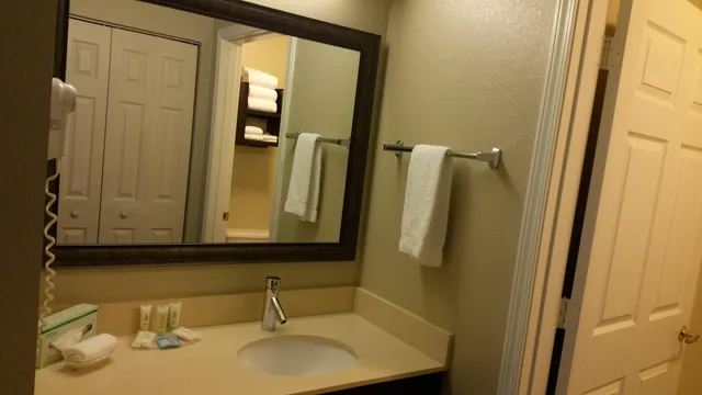 جناح بسرير كوين، Staybridge Suites Chicago Oakbrook Terrace 3/4