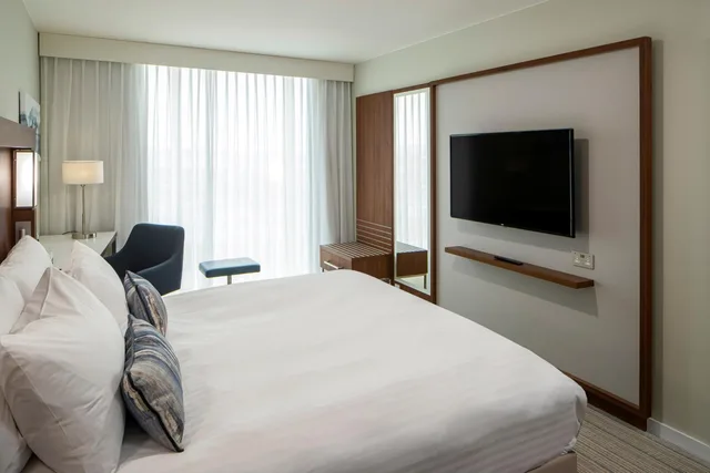 غرفة قياسية بسرير كينج، Courtyard by Marriott Inverness Airport 3/8