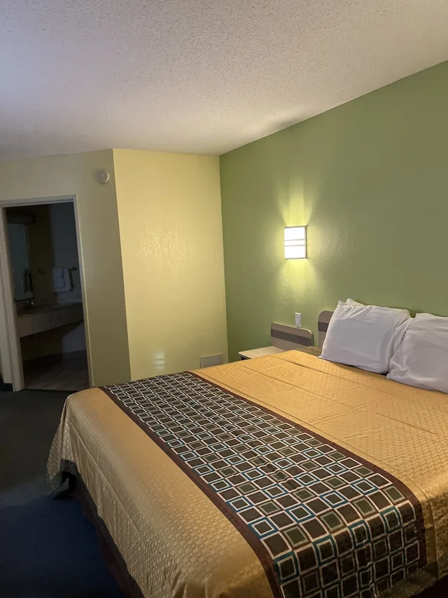 غرفة بسرير كينج لذوي الإعاقة، Howard Johnson by Wyndham Clarksville Tennessee 2/4